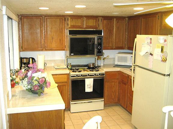 4th image of 2346 Pickwick Dr #101