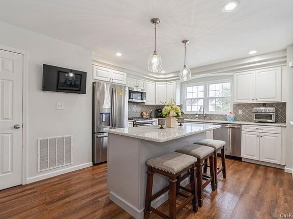 4th image of 608 Crab Apple Ln