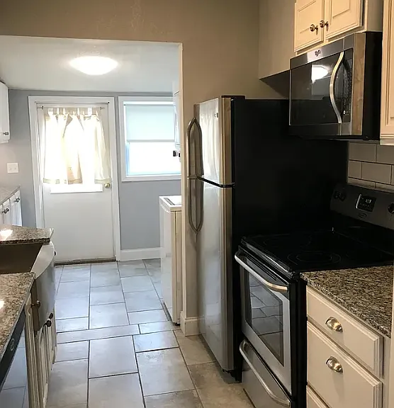 121 W Linn St — Photo 4