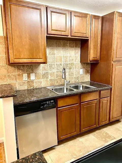 1 bed, 1.0 bath, 678 sqft, $1,200 — Photo 3