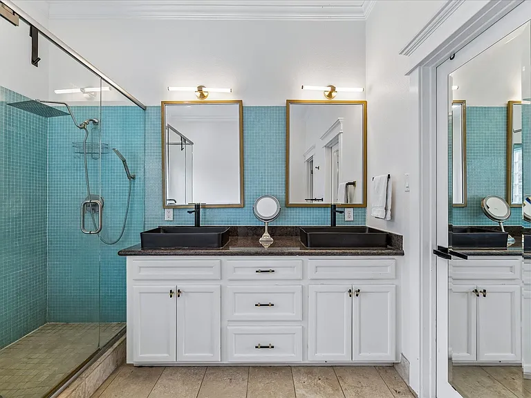 315 W 15th St — Photo 22