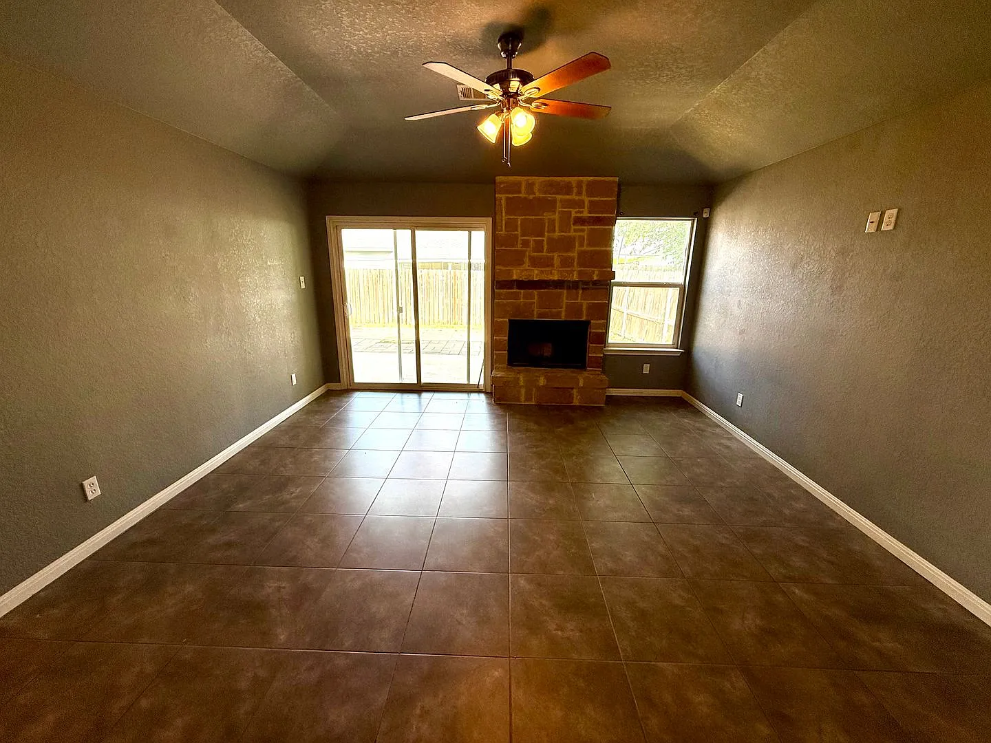 **Move-In Special** Charming 3-Bedroom Home With Fireplace, Garage & Covered Patio! — Photo 4