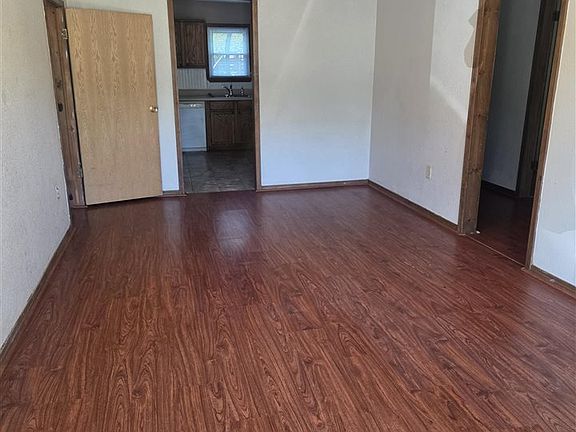 3rd image of 913 NW Dearborn Ave