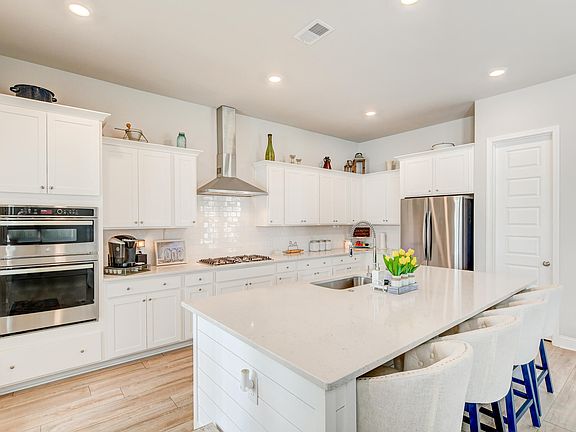 4th image of 246 Woodland Oak Way