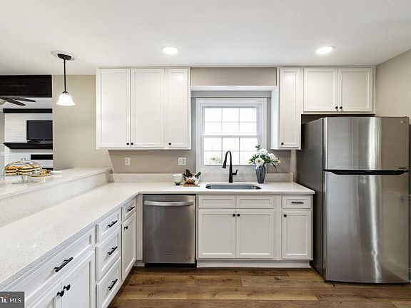 2nd image of 433 Fairford Ct