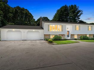 11 Castle Dr, Scituate, RI 02831