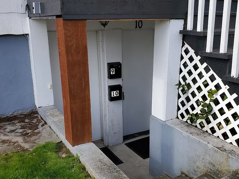 ES: 632 N State — Photo 17
