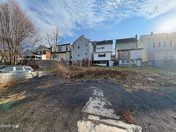 4th image of 216 2nd Ave