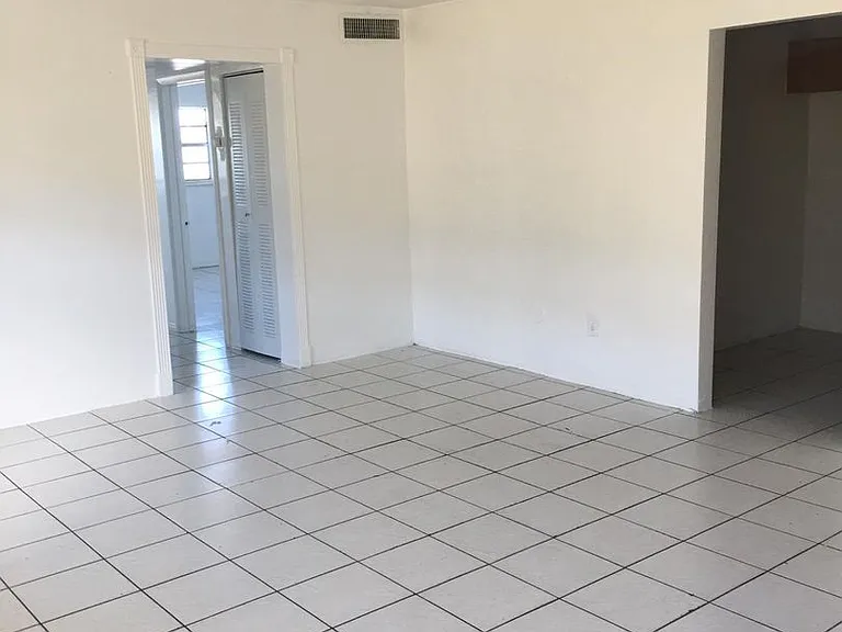 Jaclyn Apartments — Photo 15