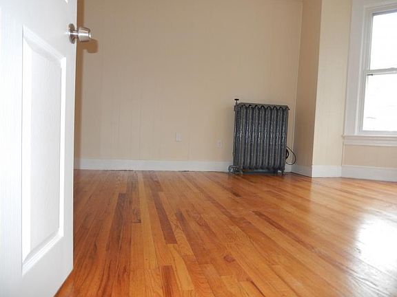 3rd image of 324-326 Saratoga St #1W