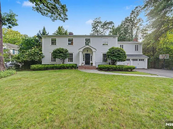 22 Birchwood Place, Tenafly, NJ 07670