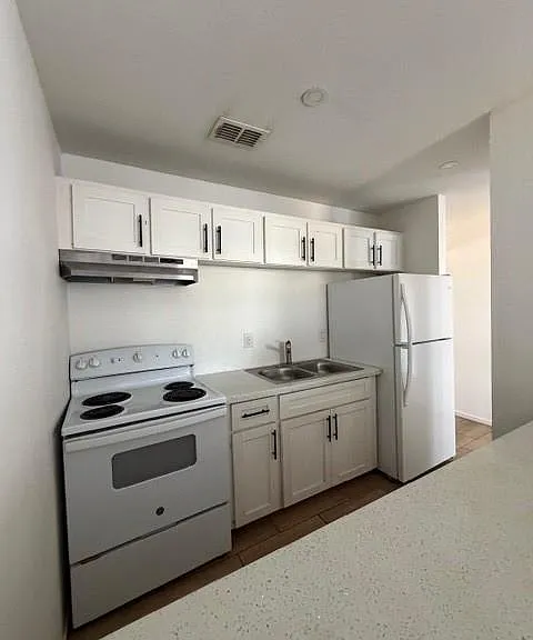 120 E Schunior St #4 — Photo 2