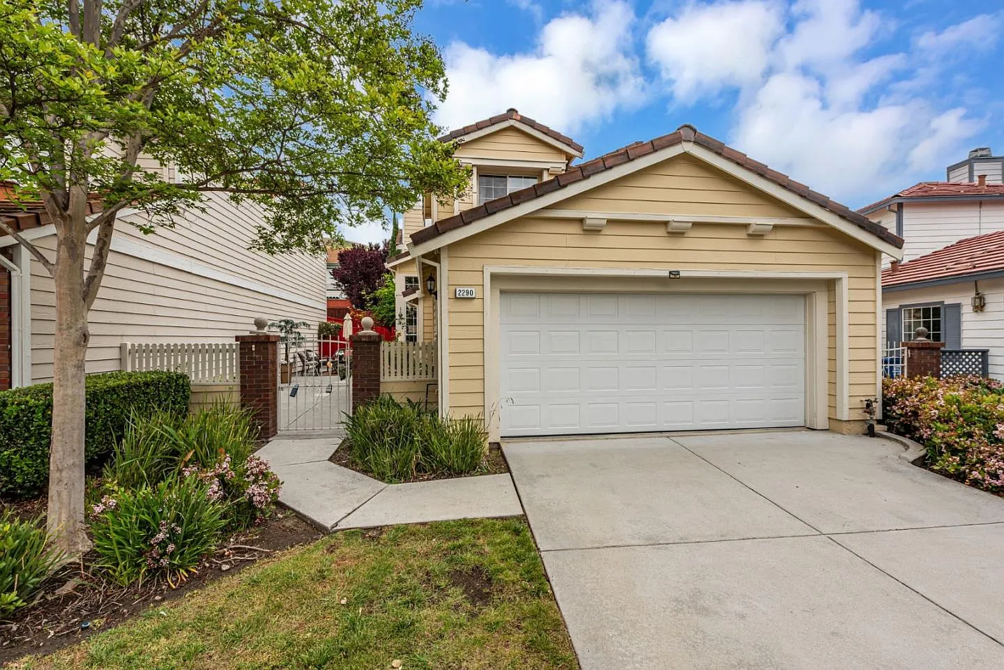 2290 Lynwood Ter photo 1