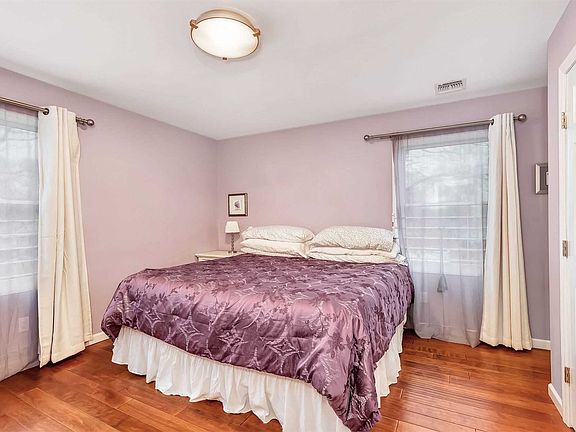 5th image of 1071 Lakeshore Dr