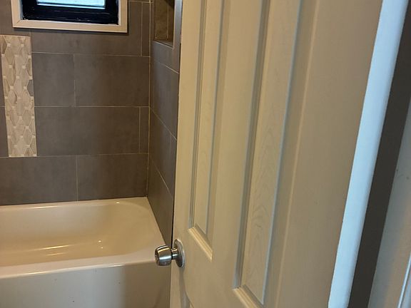 5th image of 277 Van Nostrand Ave Floor 2