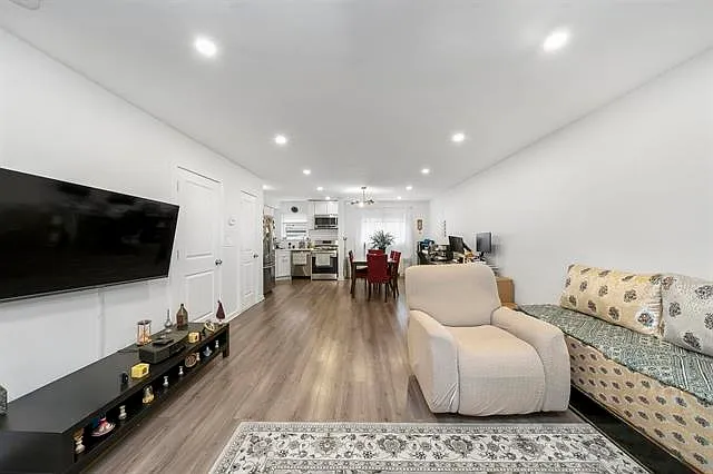 3 bed, 1.5 bath, $2,999 — Photo 2
