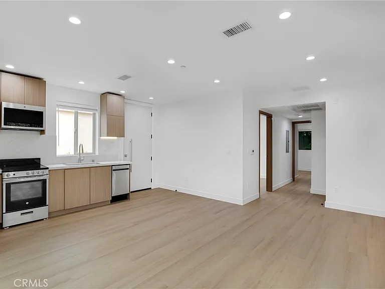5224 1/2 Strohm Ave — Photo 7