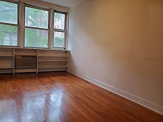 3rd image of 135 E 61st St #2C