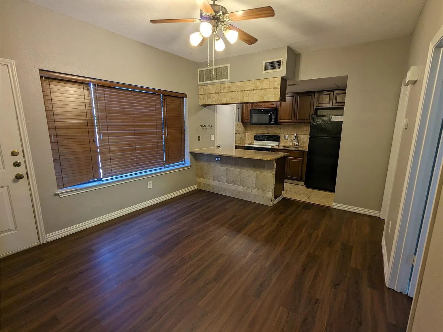 2 bed, 2.0 bath, 554 sqft, $1,595 — Photo 3