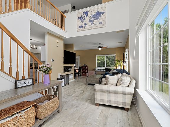 3rd image of 1061 Woodview Ct