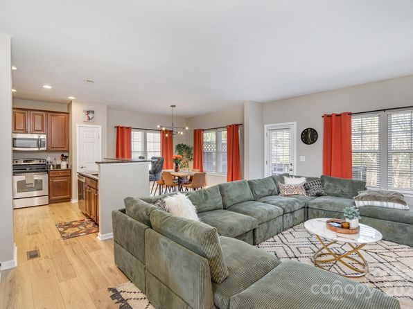 121 Inlet Point Dr, Tega Cay, SC 29708