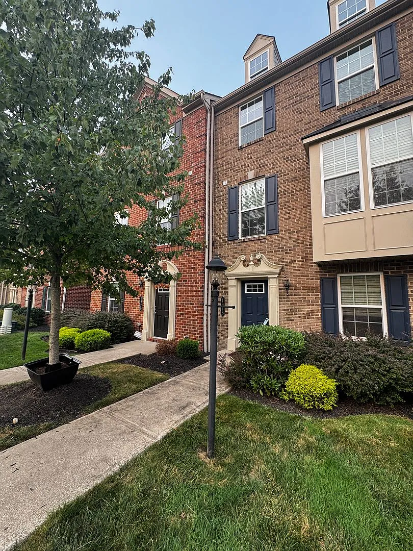 Beautiful Townhome located in Sewickley available NOW! — Photo 1