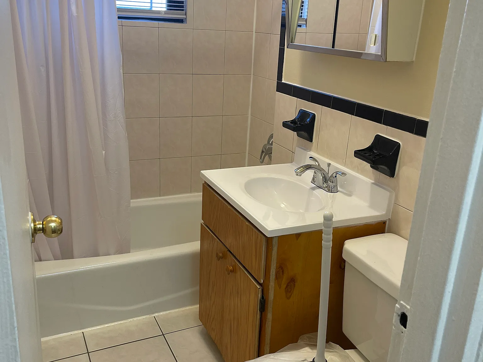 18 Robson Pl — Photo 2