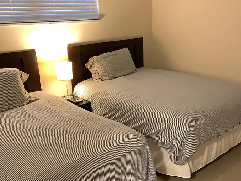 2 double beds in guest room