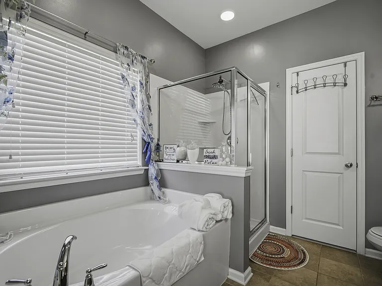 225 Urbano Ln — Photo 32