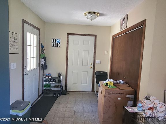 4th image of 208 Oak Ave E