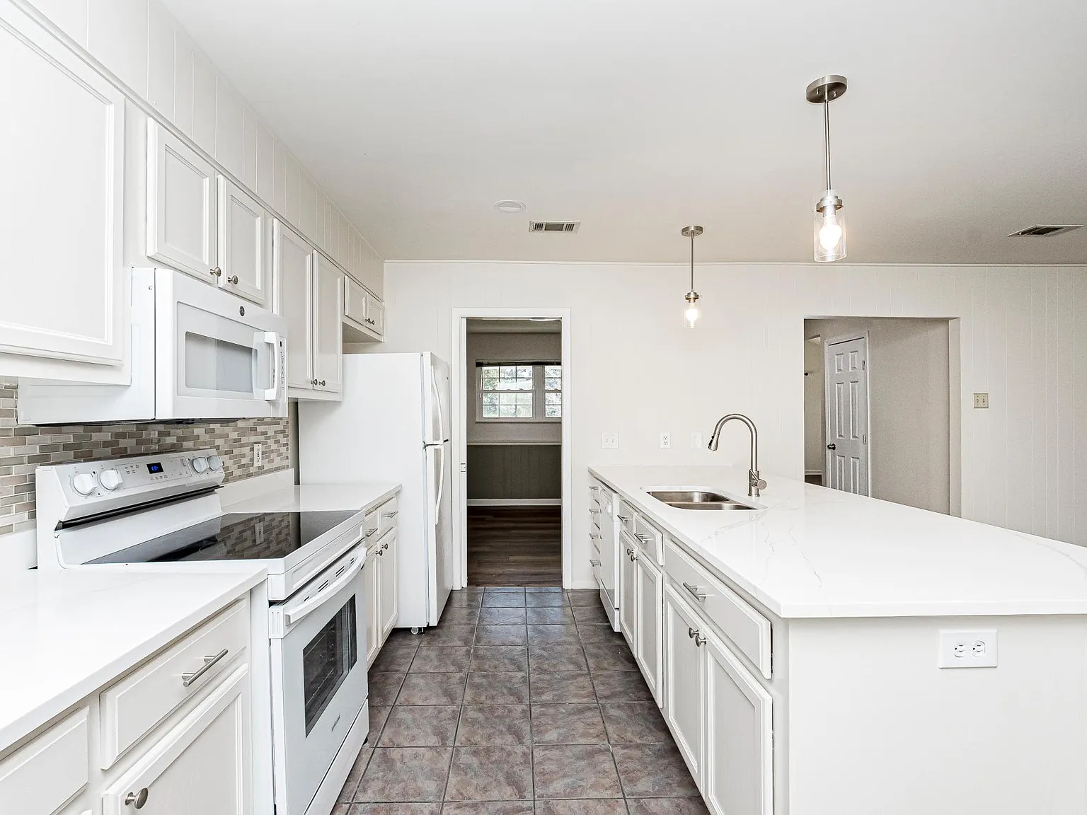 3 bed, 1737 sqft, $2,200 — Photo 3