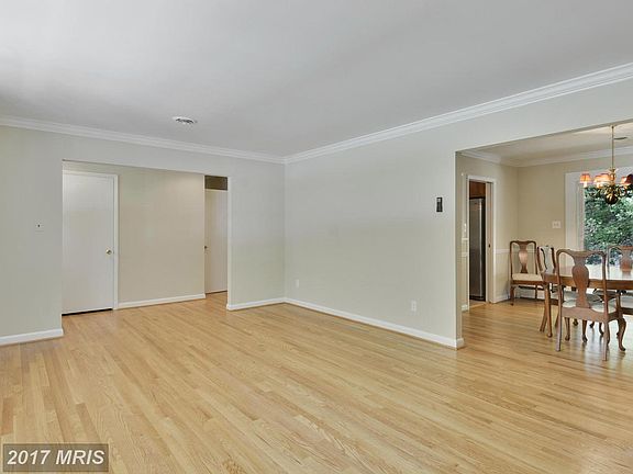 4th image of 304 John Marshall Dr NE