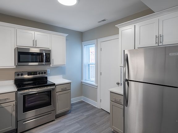 3rd image of 2571 S Kinnickinnic Ave #202