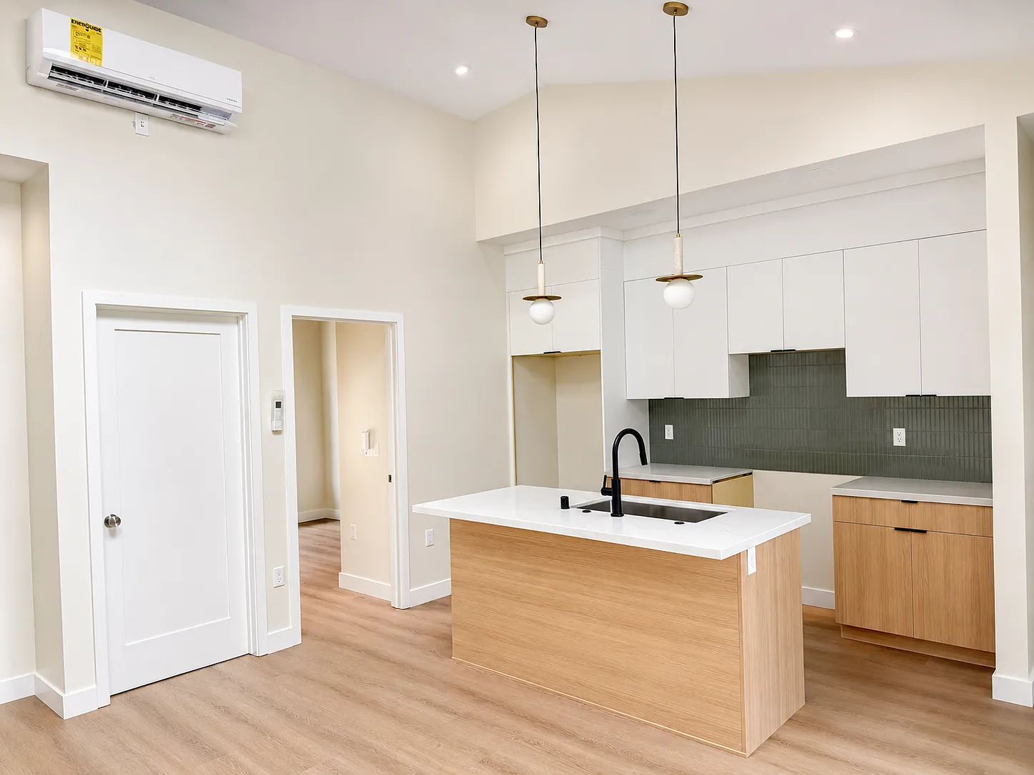 3 bed, 750 sqft, $3,200 — Photo 1