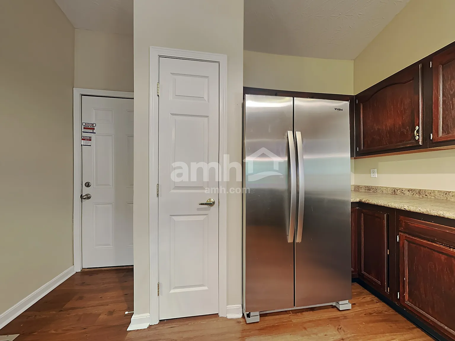 3 bed, 2.0 bath, 1350 sqft, $2,040 — Photo 3