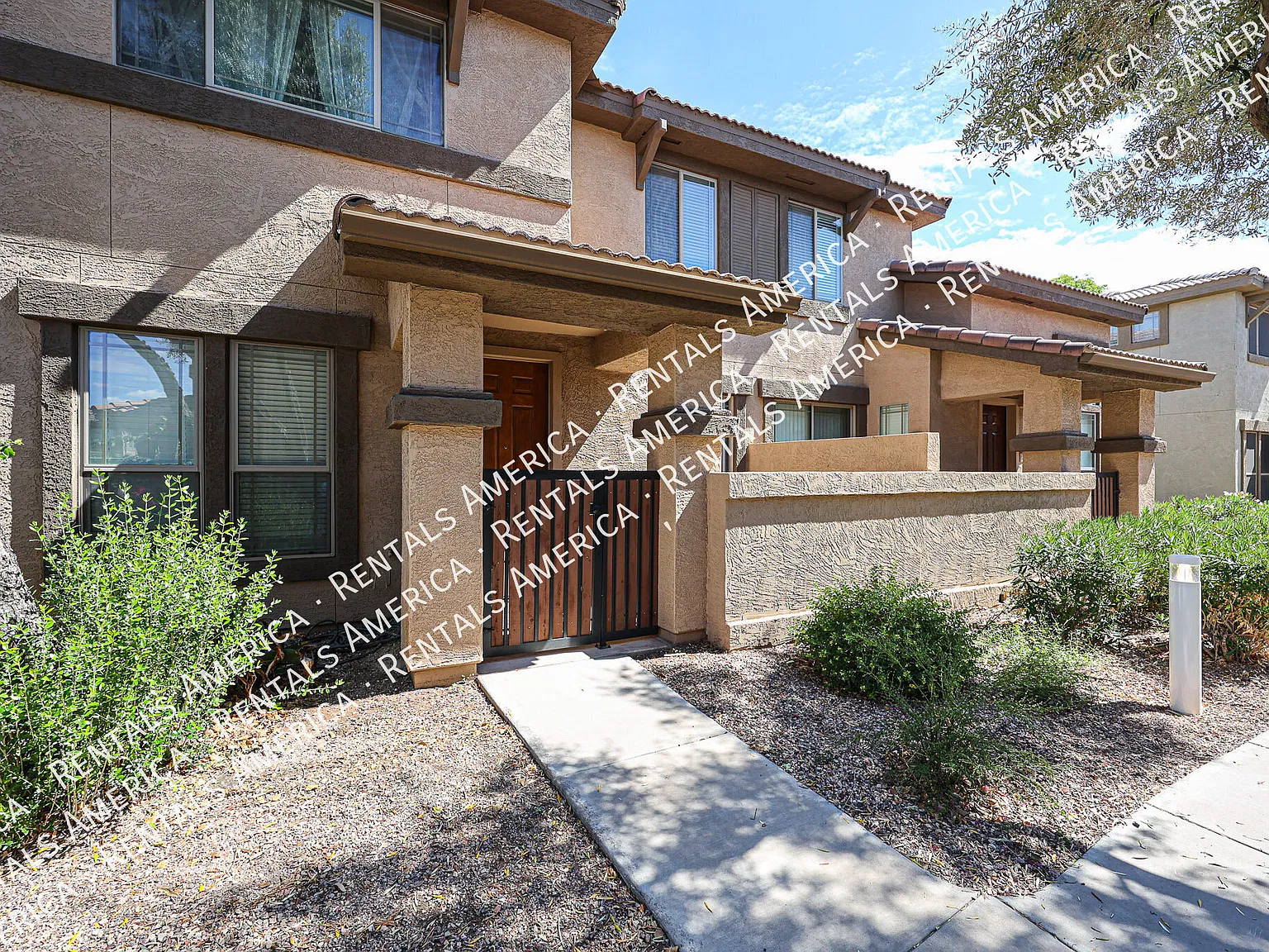 Gated Community! 3 Bedroom Townhouse w/ 2 Car Garage! — Photo 2