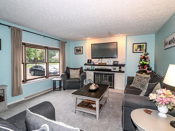 3rd image of 8365 Mockingbird Ln