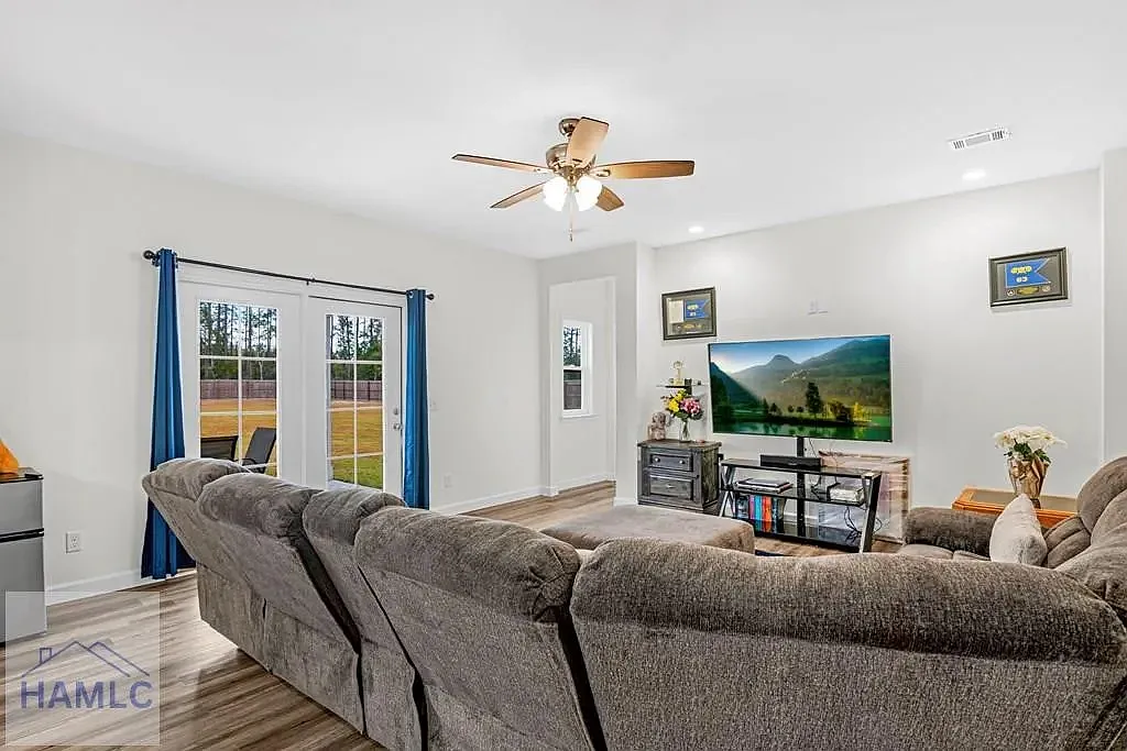 4 bed, 2.5 bath, 2297 sqft, $2,500 — Photo 4