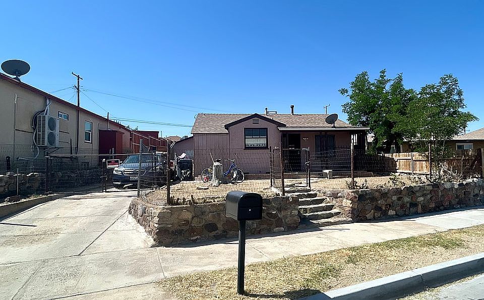 1st image of 830 W Buena Vista St