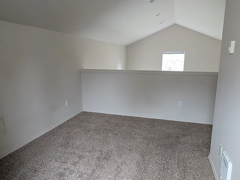 724 NE Holland St #B — Photo 7