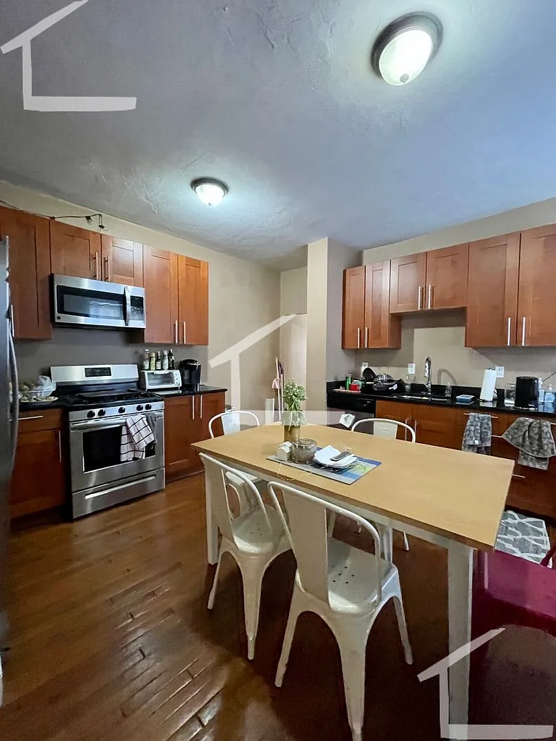 9/1 No Fee! Renovated 5BR/2BA near BU, Packard's Corner, Harvard Ave — Photo 2