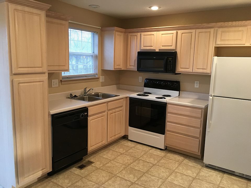 Clean, Well Equipped Kitchen