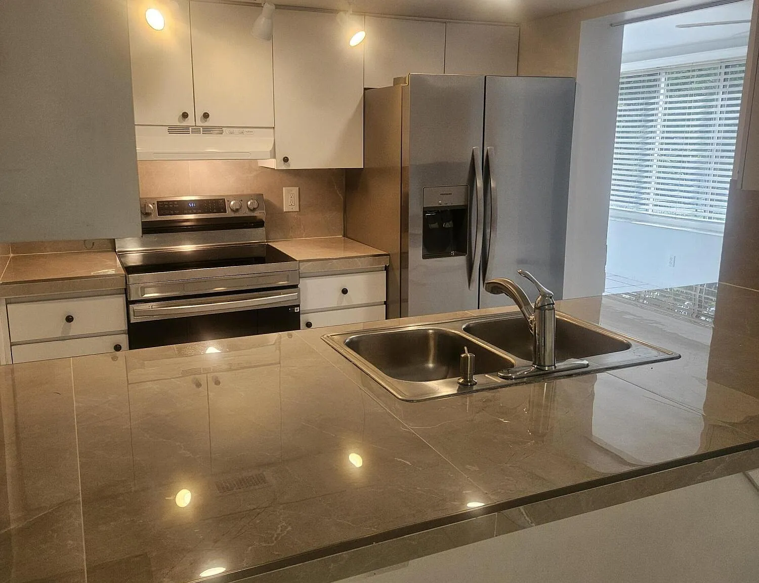 2 bed, 2.0 bath, 3280 sqft, $3,000 — Photo 3