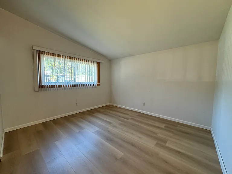 1202 E Maxlow Ave — Photo 7