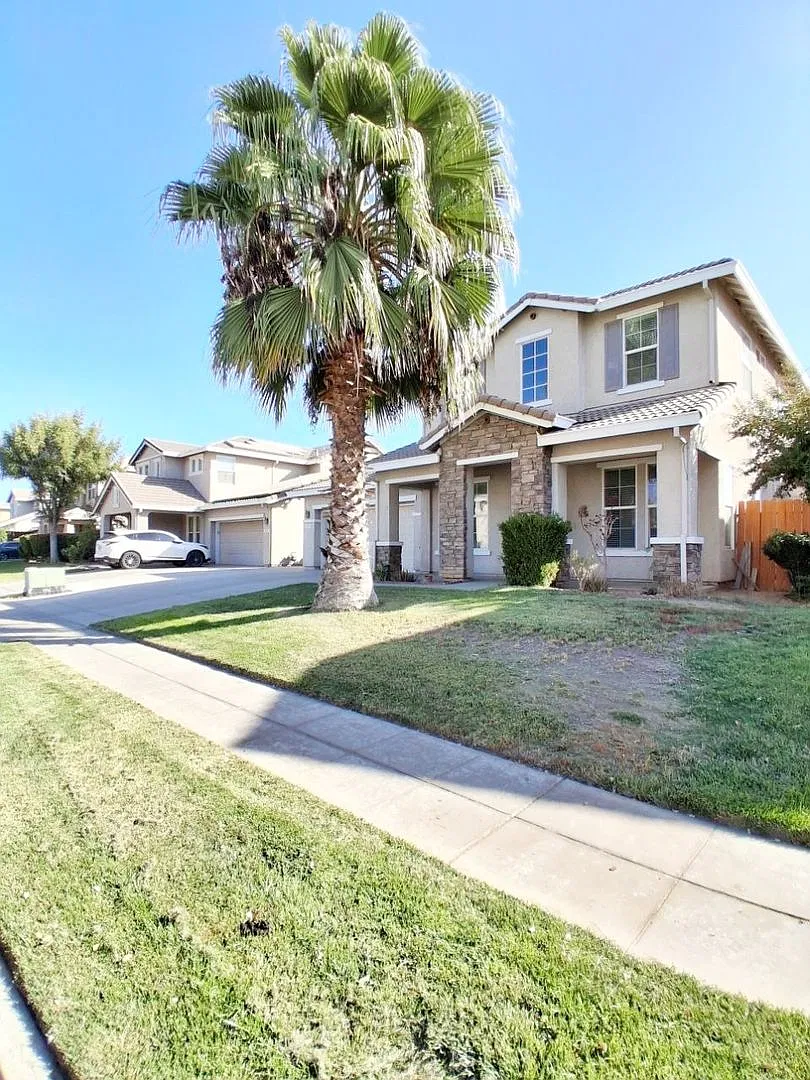 Bright & Spacious 5-Bedroom and 3.5 Bathroom Home in Fresno! — Photo 2