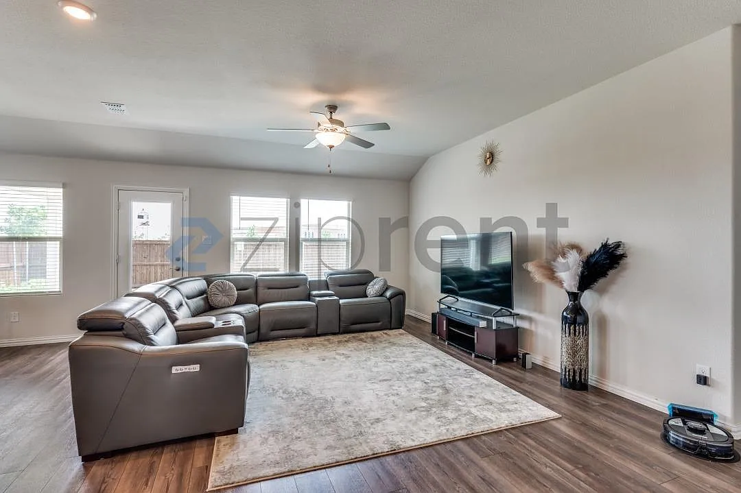 4 bed, 2260 sqft, $2,800 — Photo 4