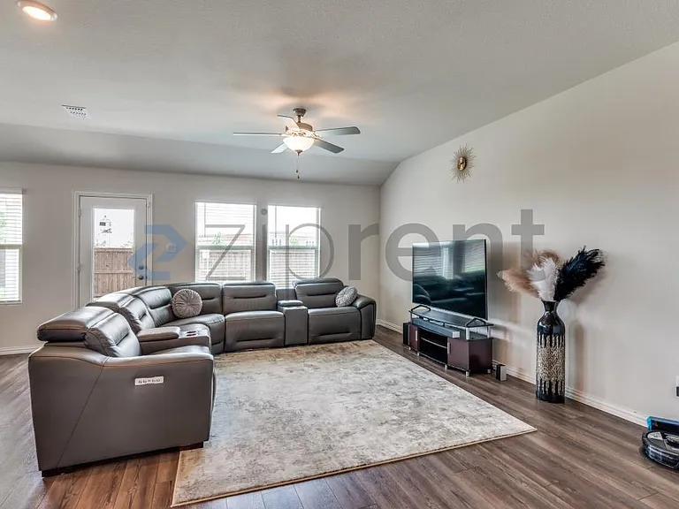 3217 Paruament Dr — Photo 4
