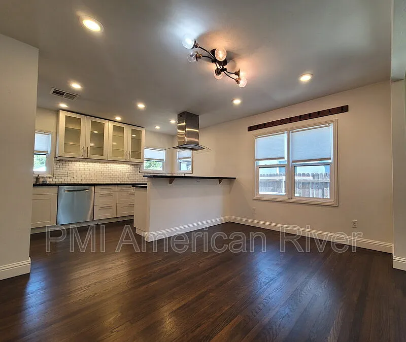 3 bed, 2.0 bath, 1350 sqft, $2,650 — Photo 3
