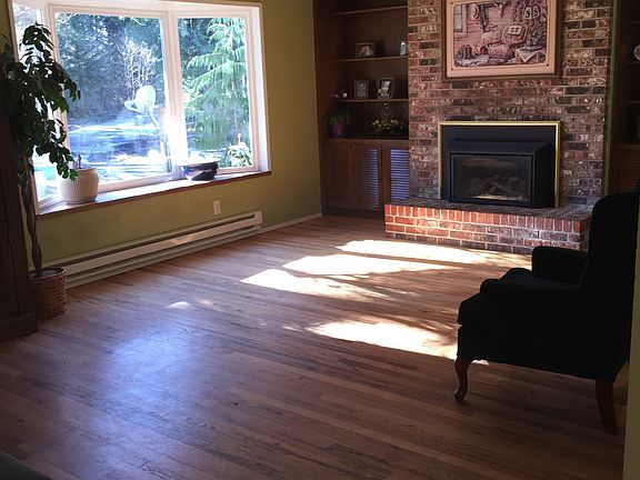 Mainroom w/bookcases &stove