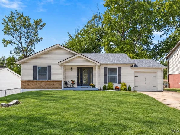 1417 Saint Gregory Ln, Saint Charles, MO 63304